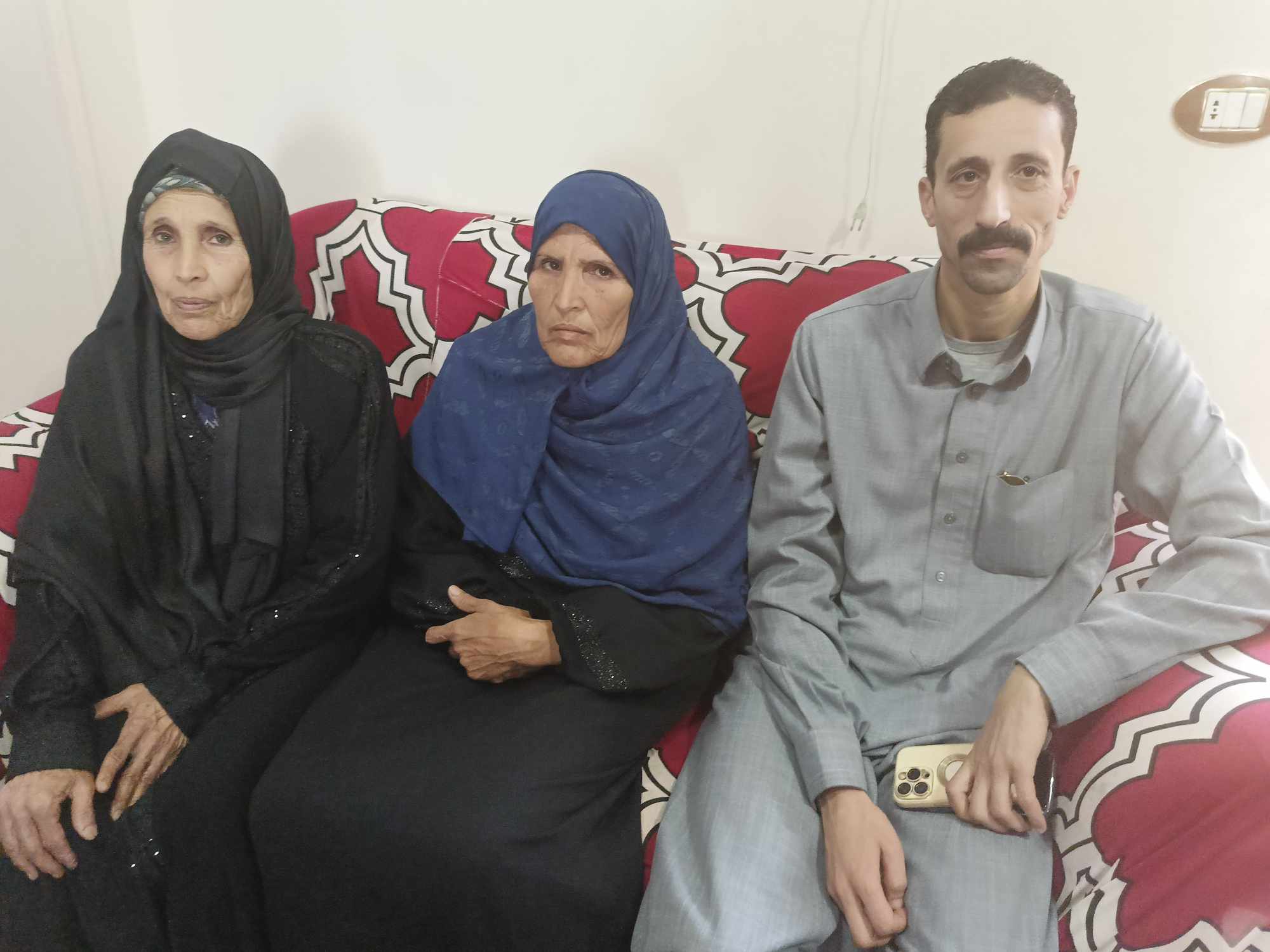 فقدت شقيقها الوحيد وزوجها أصيب بشلل رباعي..رحلة كفاح الحاجة الهام الأم المثالية بالشرقية